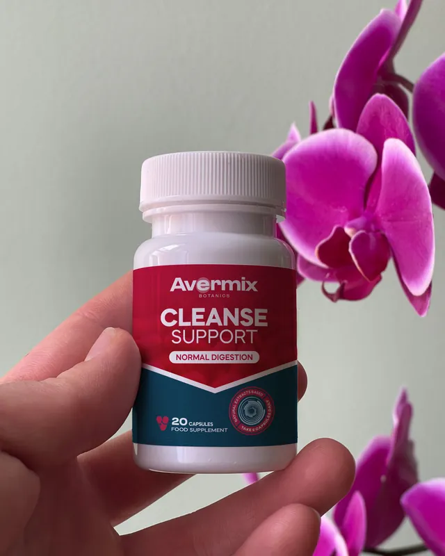 Flacone Avermix tenuto in mano davanti a un'orchidea